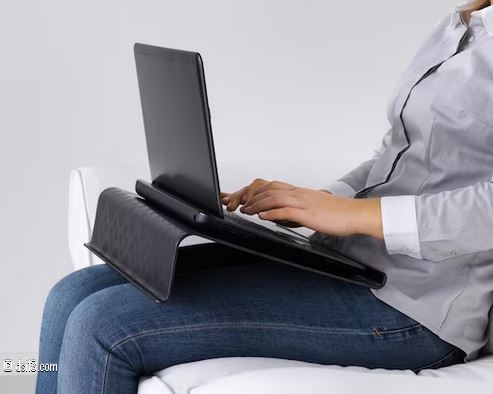 Une personne utilisant un ordinateur portable