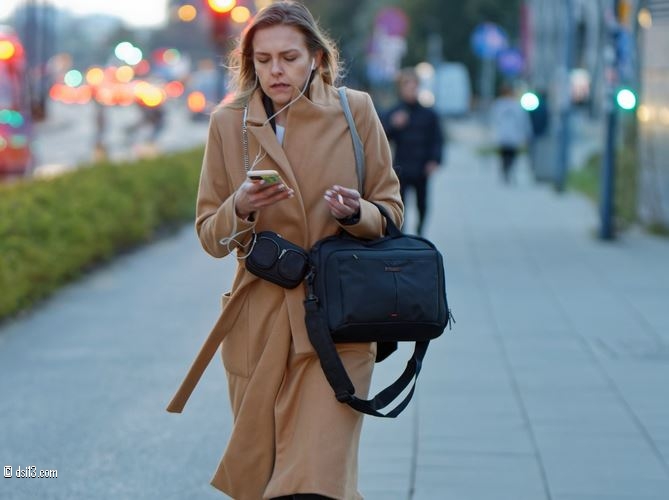 Femme qui tient un smartphone en marchant!